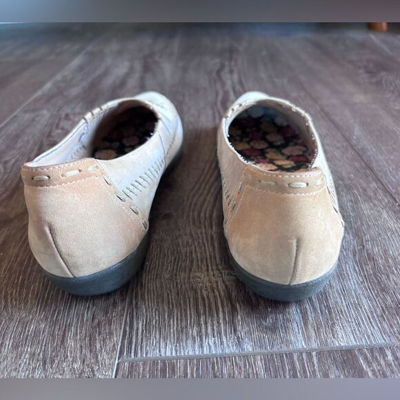 6.5 Women’s Hush Puppies Slip on Suede Shoes Embroidered Floral Flats - Picture 5 of 9